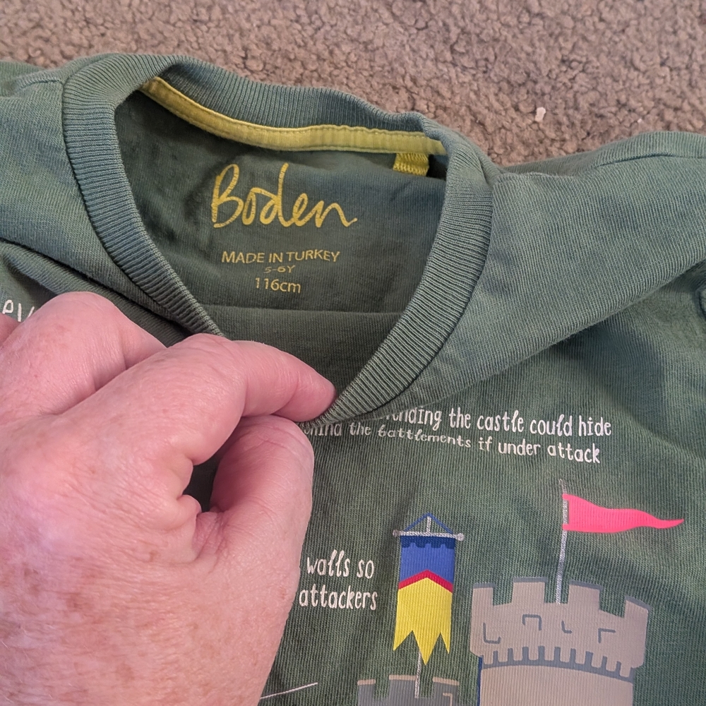 MINI Boden BOYS 5/6 Green Medieval Castle KNIGHTS Long Sleeve Tee SHIRT TOP $48 - Picture 2 of 2
